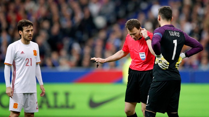 Hlavný arbiter Felix Zwayer si nechal poradiť od videorozhodcu.