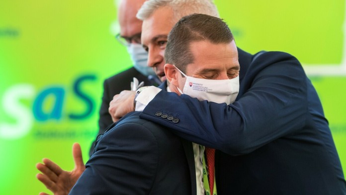 Klus v objatí Korčoka.