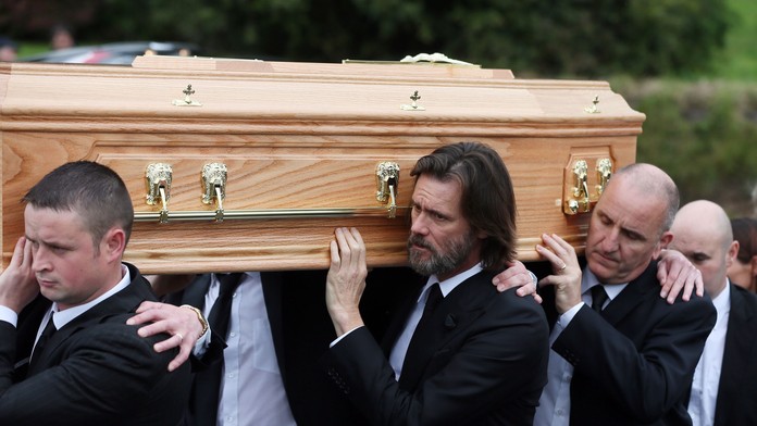 Jim Carrey nesie rakvu so svojou expriateľkou.jpg