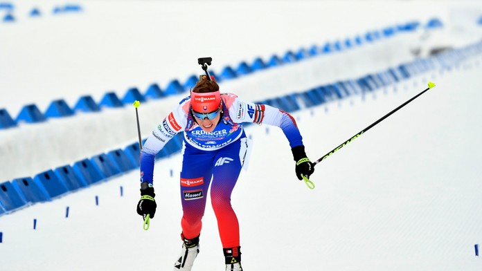 Biatlonistka Hanna Öbergová oslavuje triumf vo vytrvalostných pretekoch na MS v Östersunde.