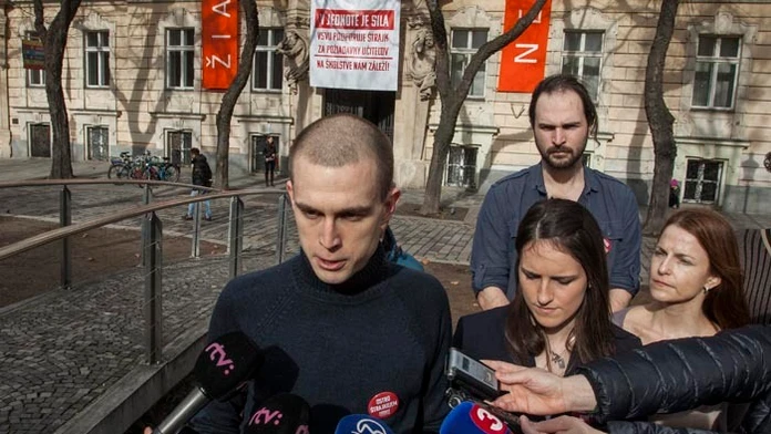 Nespokojní učitelia dnes chystajú smútočný pochod za školstvo.