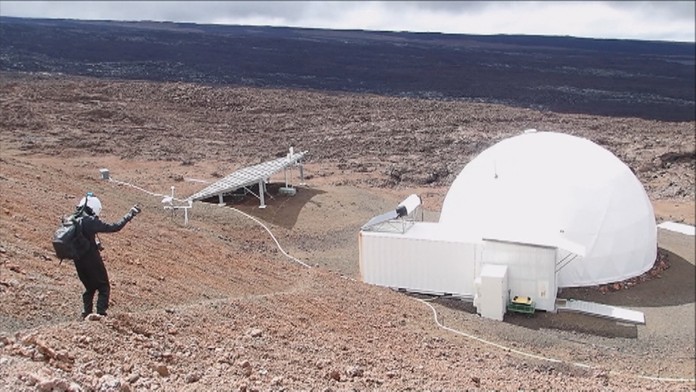 Vpravo hráč Liverpoolu Trent Alexander-Arnold, vľavo obranca Barcelony Philippe Coutinho.