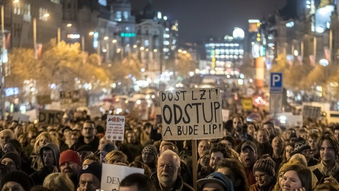 Tisíce demonštrantov na Václavskom námestí žiadajú demisiu Babiša.