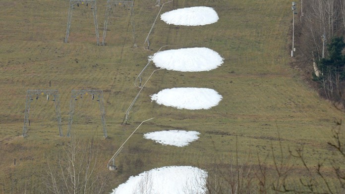 Roztápajúci sneh vytvoril snehové kruhy v Kavečanoch.