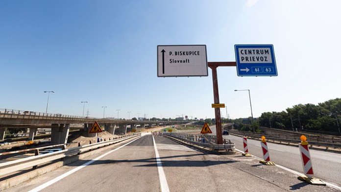 Britka (19) si zakrýva tvár pri odchode zo súdu Famagusta v cyperskom meste Paralimni.