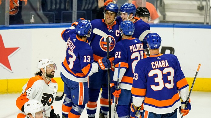 Slovenský hokejista v drese New Yorku Islanders Zdeno Chára sa teší so spoluhráčmi.