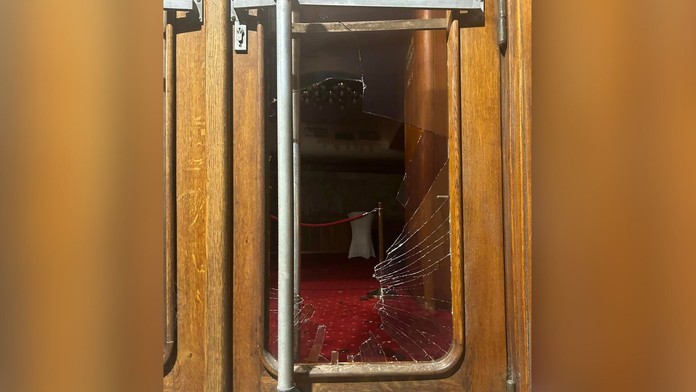 Známy herec stihol odfotiť výtržníka, ktorý rozbil dvere na bratislavskom Divadle P. O. Hviezdoslava