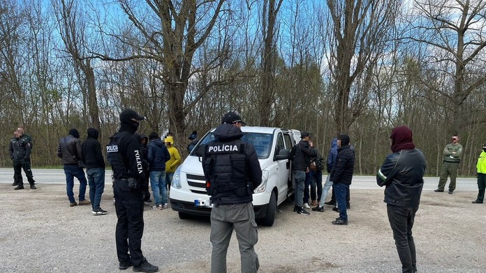 Neúspešné prevádzačstvo: Čech chcel v jednom vozidle previesť 18 migrantov. Polícia ho už obvinila