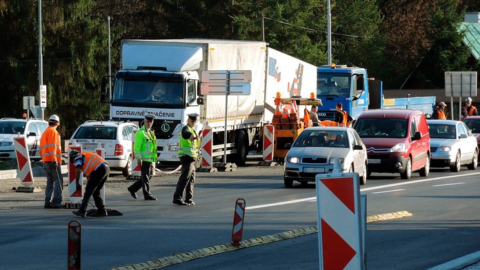 Na snímke cestári upravujú dopravné značenie