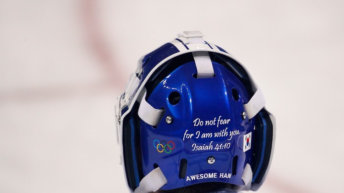 Členovia japonského tímu počas silného vetra v mediálnej dedine počas ZOH 2018.