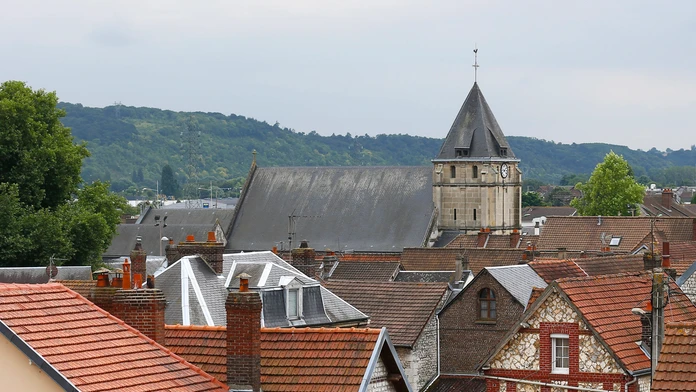Pohľad na kostol vo francúzskom meste Saint-Étienne-du-Rouvray.
