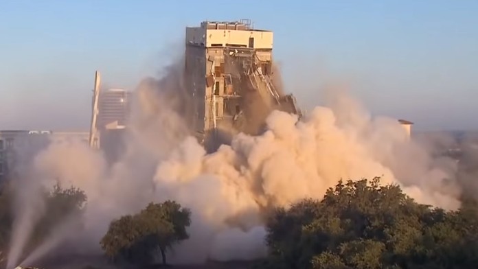 Biatlonista Emilien Jacquelin oslavuje triumf v stíhačke na MS 2020.