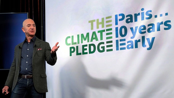 Sprava Mike Hoffman a MacKenzie Weegar z Floridy oslavujú gól proti San Jose.