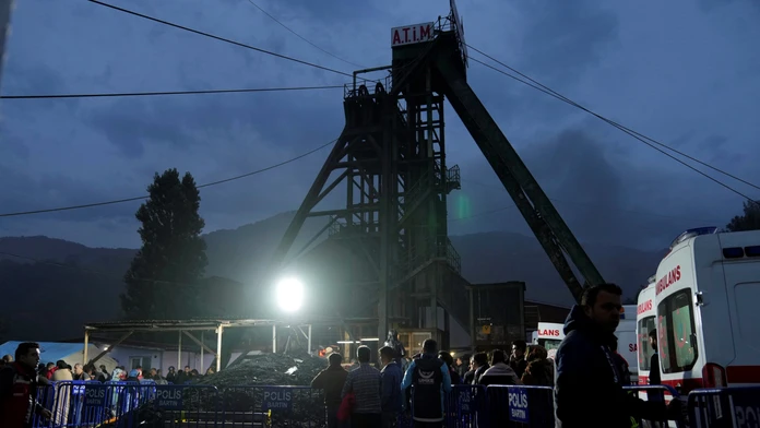 Počet obetí banského nešťastia v Turecku sa zvýšil na najmenej 40