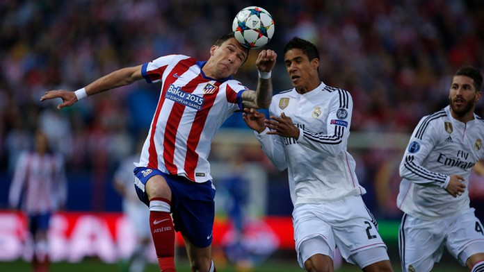 Vľavo Mario Mandžukič (Atletico) a Raphel Varane (Real) v prvom zápase štvrťfinále Ligy majstrov.