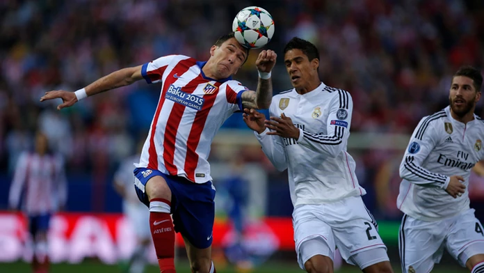 Vľavo Mario Mandžukič (Atletico) a Raphel Varane (Real) v prvom zápase štvrťfinále Ligy majstrov.
