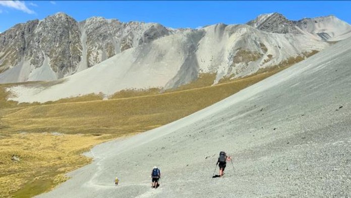 Neuveriteľná turistika: Mladá žena prešla Nový Zéland po vlastných