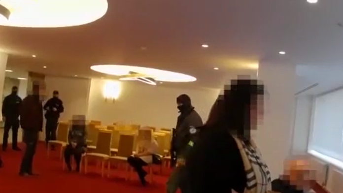 Na svadobnom obrade v Šali zasahovali policajti. Malo ísť o prípad účelového manželstva