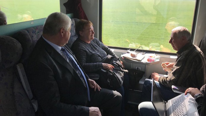 Minister dopravy Árpád Érsek v kupé vlaku.