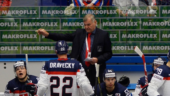 Vladimír Vůjtek rozdáva hráčom pokyny.