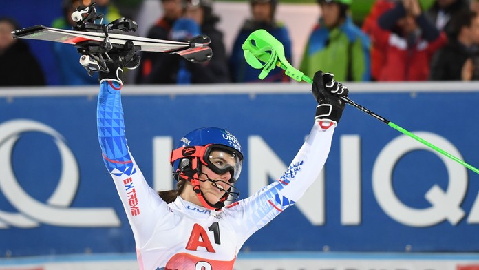 Lietadlo vypustilo palivo nad školským ihriskom, zranilo sa niekoľko ľudí.