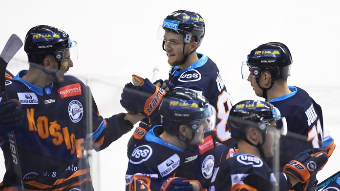 Andrew Robertson (Liverpool) v bežeckom súboji s Harveym Barnesom (Leicester).