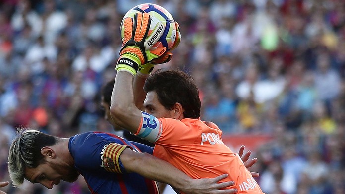 Lionel Messi a brankár Deportiva German Lux.