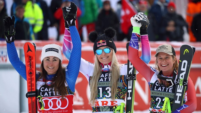 Na snímke uprostred americká lyžiarka Lindsey Vonnová vyhrala zjazd žien vo finále SP v alpskom lyžovaní vo švédskom Aare.