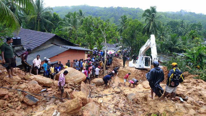 Srí Lančania sledujú vojenských záchranárov