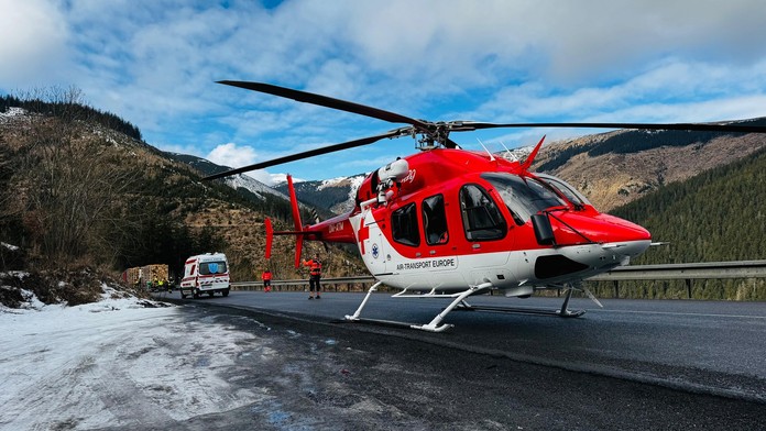 Čelná zrážka auta a kamiónu na severe Slovenska. Na mieste zasahoval aj vrtuľník