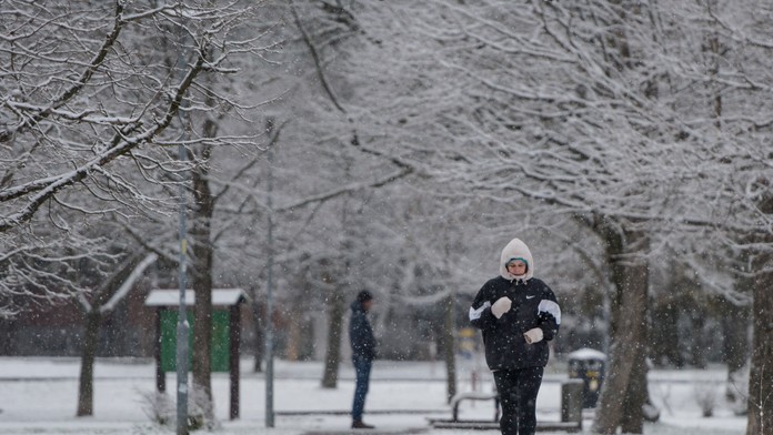 Víchrice, sneh či nebezpečná poľadovica. Víkend na Slovensku je plný výstrah