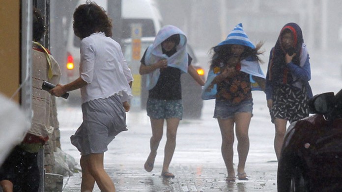 Mohutný tajfún Neoguri priniesol dnes prudké dažde a silný vietor na ostrovy na juhozápade Japonska