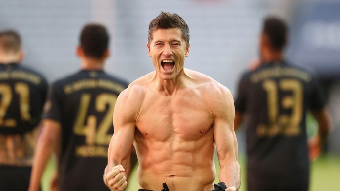 Robert Lewandowski sa teší z prekonania budensligového rekordu.