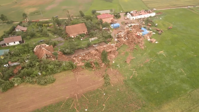 Poľskou dedinou sa prehalo tornádo