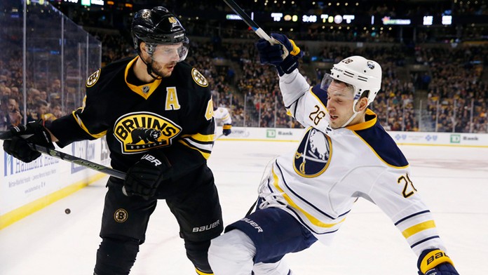 Zľava David Krejčí (Boston Bruins) a Zemgus Girgensons (Buffalo Sabres).