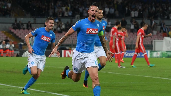 Slovenská opora SSC Neapol Marek Hamšík sa raduje po strelení gólu v dueli LM proti Benfice Lisabon.