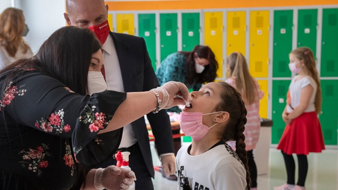 Testovania žiakov kloktacími testami na ZŠ Železničná v Bratislave.