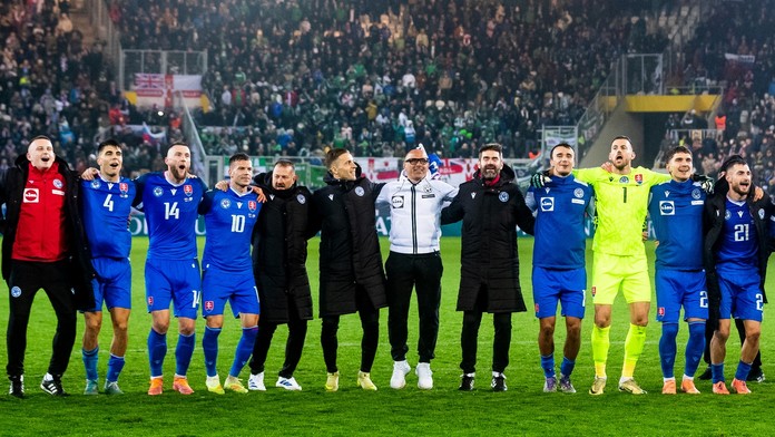 Slovenskí futbaloví reprezentanti ďakujú fanúšikom počas kvalifikácie o MS