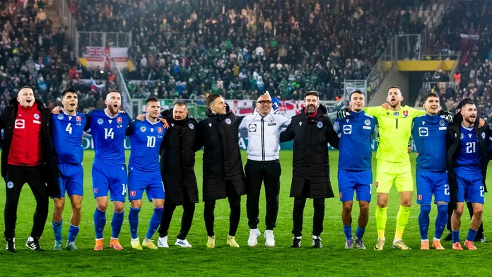 Slovenskí futbaloví reprezentanti ďakujú fanúšikom počas kvalifikácie o MS