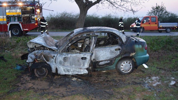 Vodič vytiahol ženu z horiaceho auta.