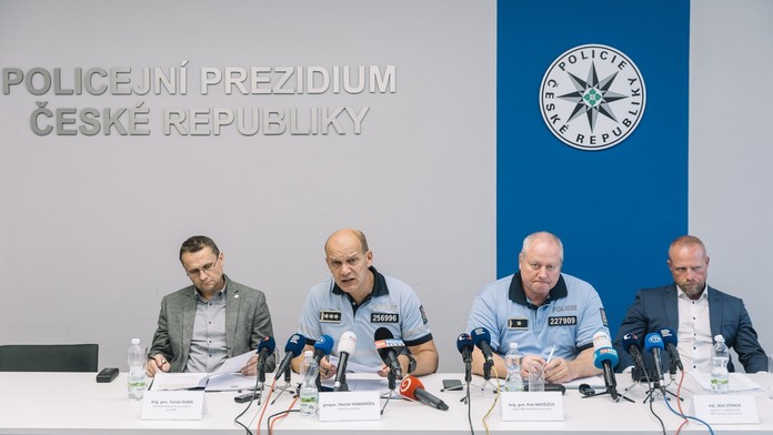 Česká polícia reaguje na kritiku Smeru, že nestíha schvaľovanie atentátu na Fica