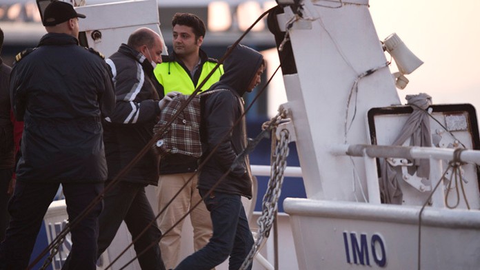 Z gréckeho ostrova Lesbos vyplávali dnes prvé dve lode so 131 migrantmi.