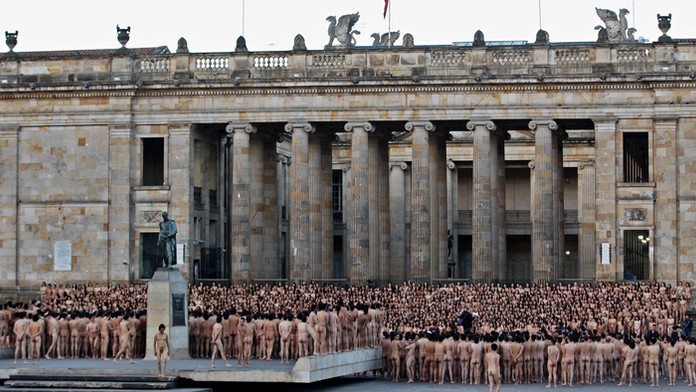 Tisíce nahých Kolumbijčanov pózovali pre fotografiu na podporu mieru.