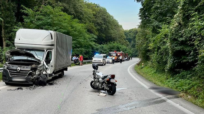 Polícia dokumentuje tragickú nehodu pri Radošinej.