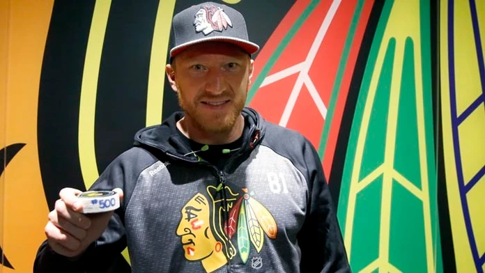 Marián Hossa strelil svoj jubilejný 500. gól v základnej časti NHL.