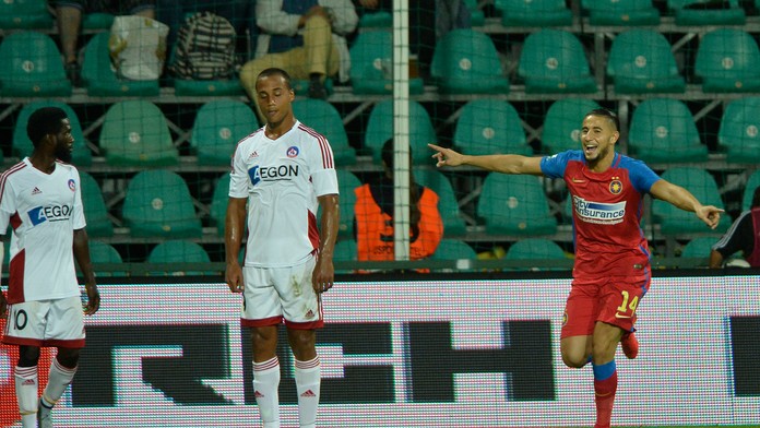 Na snímke vpravo Jugurtha Hamroun (Steaua) oslavuje gól