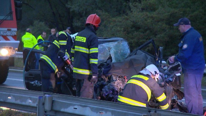 Hasiči strihajú vrak auta.