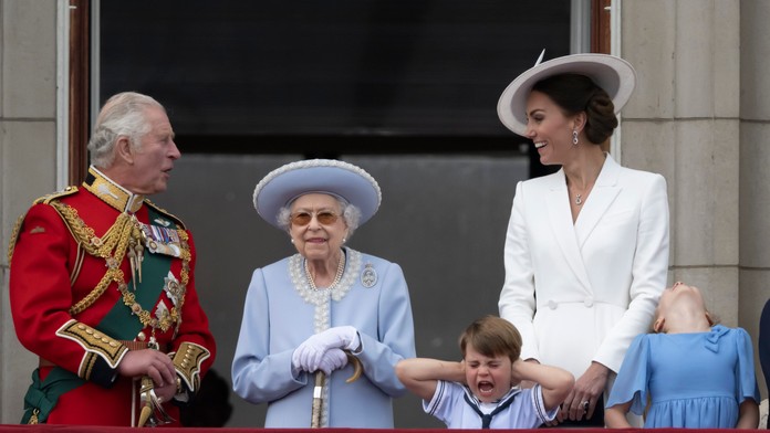 FOTOGRAFIE TÝŽDŇA: Oslavy jubilea kráľovnej Alžbety II., najväčšia rastlina sveta či vlakové nešťastie pri Vrútkach