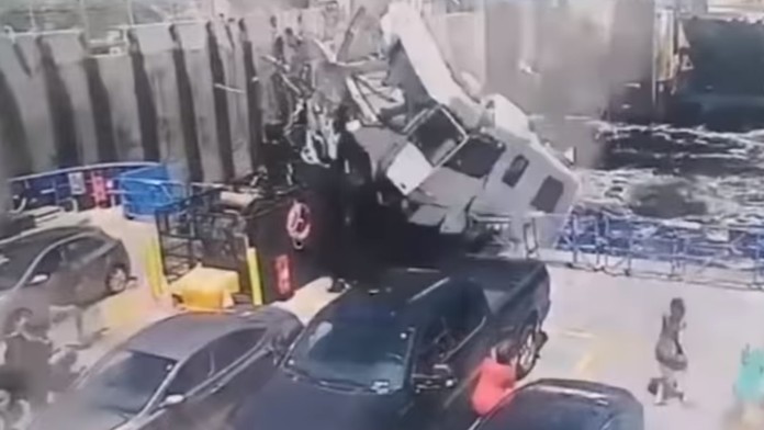 Moment, keď karavan narazil do trajektu.