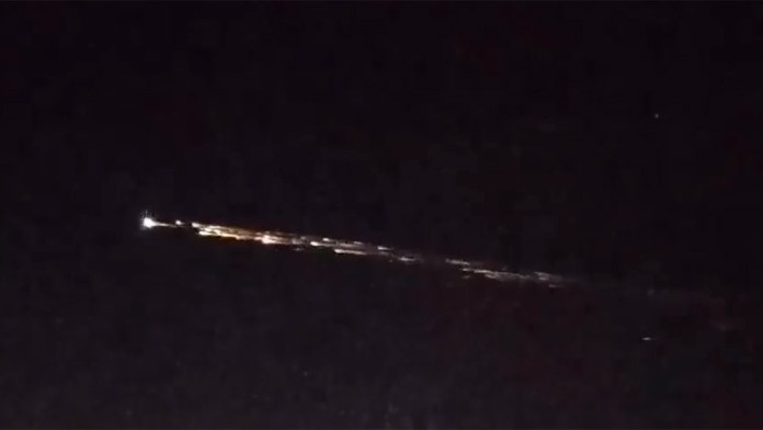 Američanov vystrašila ohnivá žiara na oblohe.